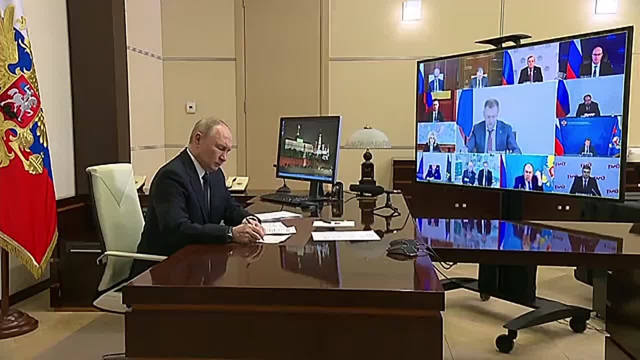Киев неожиданно перенес на неопределенный срок обмен военнопленными, заявил помощник президента, глава российской делегации Владимир Мединский