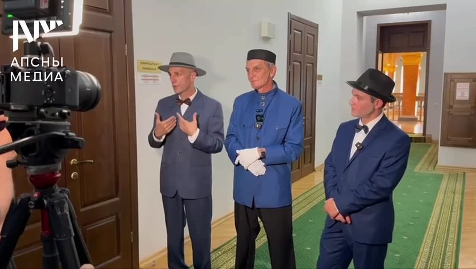 Пресс-подход перед премьерным показом спектакля “В джазе только девушки” прошел в Абхазском драмтеатре