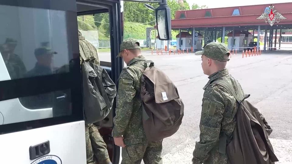 Минобороны России показало кадры с российскими военными, возвращенными с подконтрольной Киеву территории