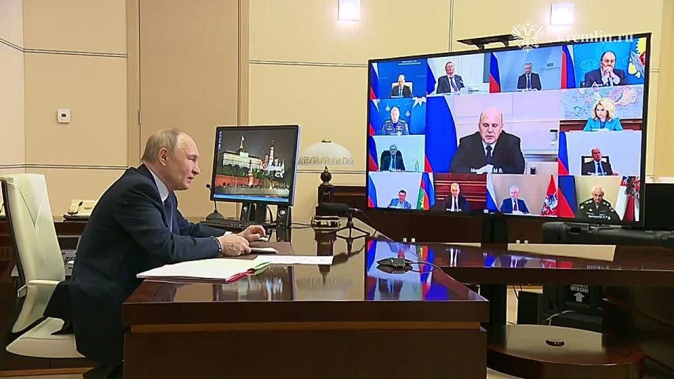 Новости к этому часу:. Путин провел совещание Совбеза, посвященное защите традиционных ценностей