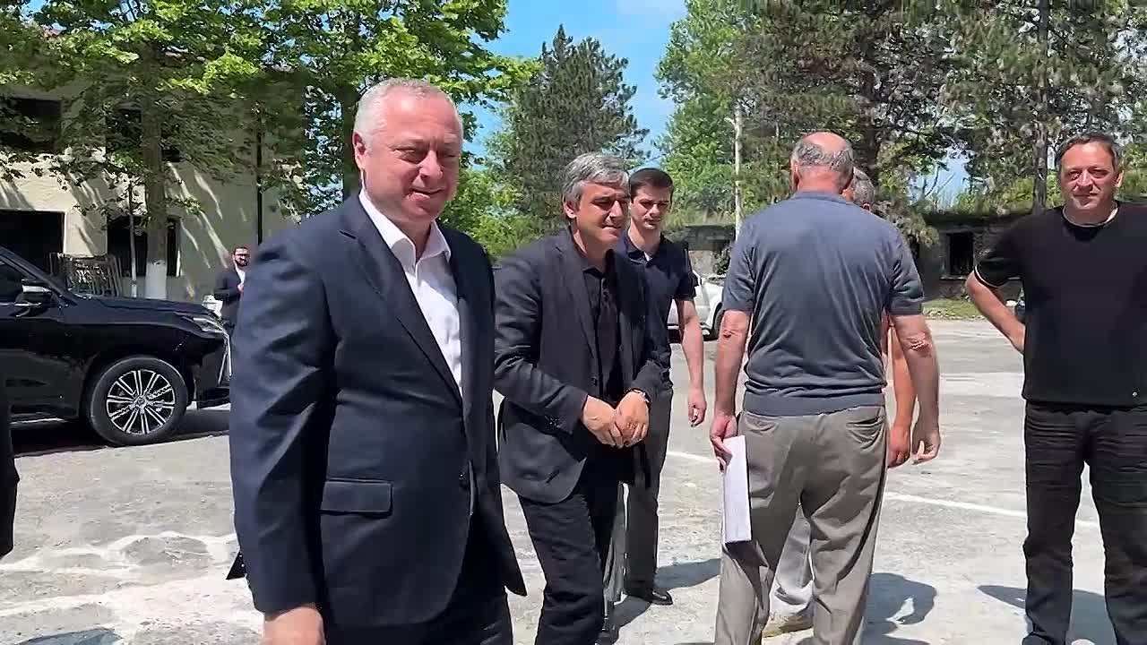 Бадра Гунба посетил школу в селе Эшера, носящую имя Владислава Ардзинба