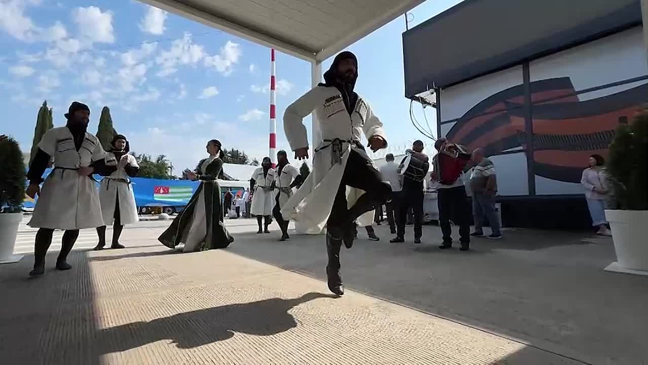 Пассажиров первого широкофюзеляжного самолета в сухумском аэропорту встретили творческие коллективы Абхазии