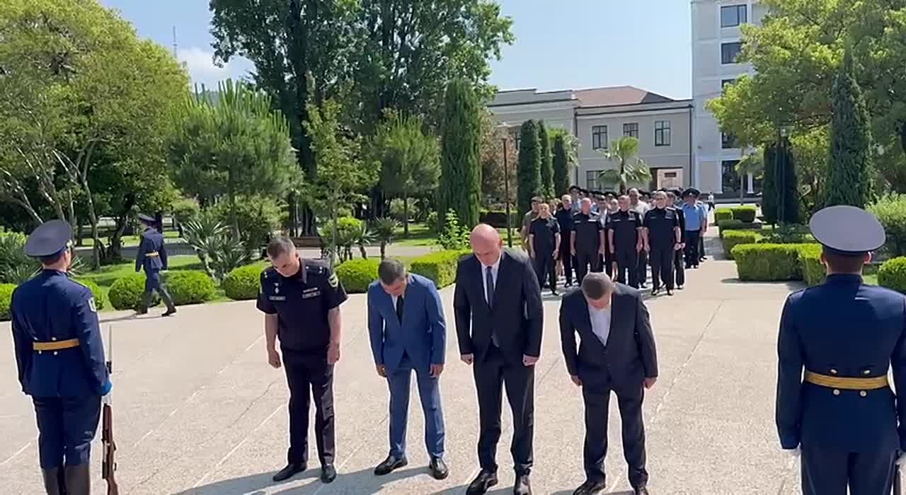 Церемония возложения цветов к мемориалу погибшим в Отечественной войне народа Абхазии в Сухуме прошла в 33-ю годовщину со дня образования Государственной службы охраны