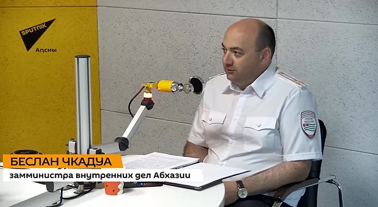 Туристическая милиция в тестовом режиме начнет работать в Сухуме, рассказал в эфире радио Sputnik замминистра внутренних дел Абхазии Беслан Чкадуа
