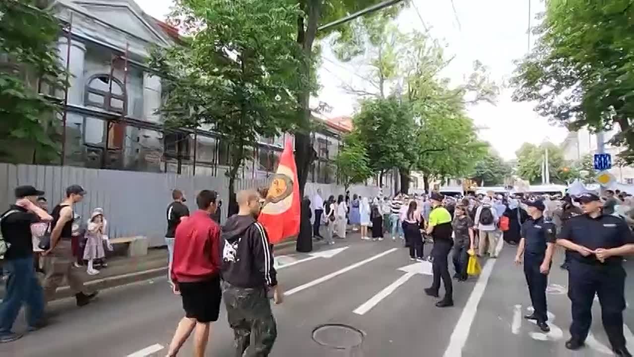 Полиция применила силу к участникам акции против ЛГБТ*-парада в центре Кишенева