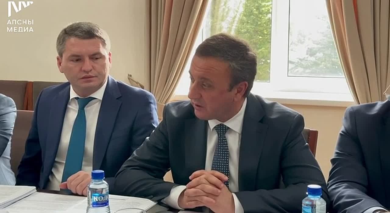 В Кабинете министров продолжилось совещание по вопросам социально-экономического развития Абхазии, в котором участвует делегация Минэкономразвития России во главе с заместителем министра Дмитрием Вольвачем