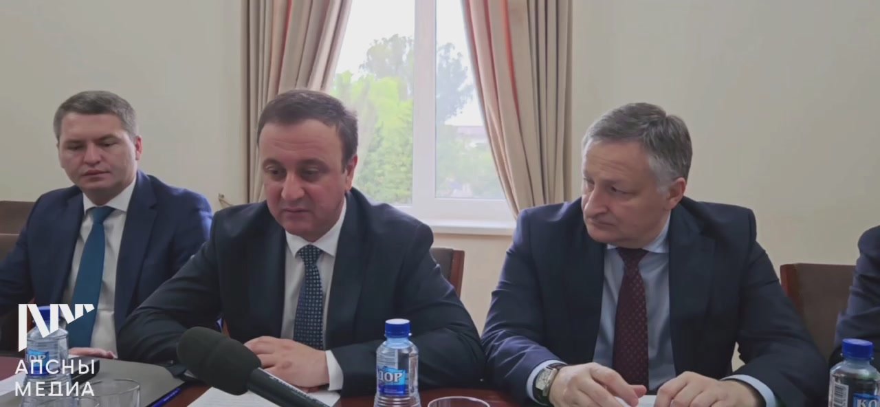 Совещание по вопросам социально-экономического развития Абхазии проходит в Кабинете министров