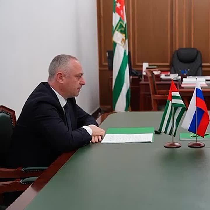 Россия оказывает колоссальный объем поддержки Абхазии в рамках реализации госпрограммы социально-экономического развития республики, заявил президент Бадра Гунба на встрече с замминистра Минэкономразвития РФ Дмитрием..