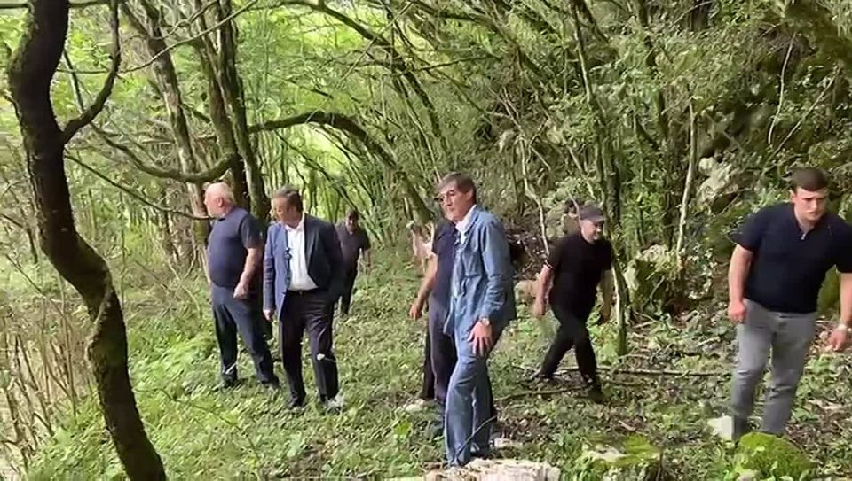 Премьер-министр Абхазии Владимир Делба осмотрел головное водохранилище в селе Речх, откуда поступает основная часть питьевой воды в Гал