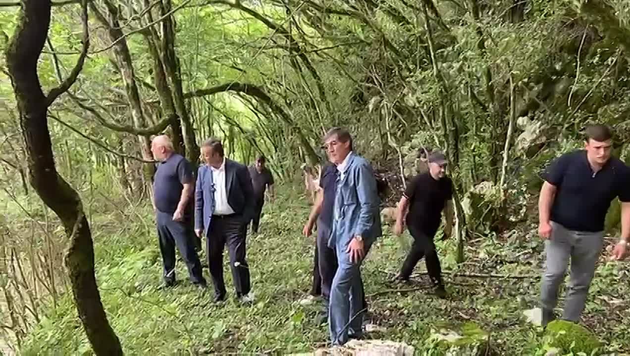 Премьер-министр Абхазии Владимир Делба осмотрел головное водохранилище в селе Речх, откуда поступает основная часть питьевой воды в Гал