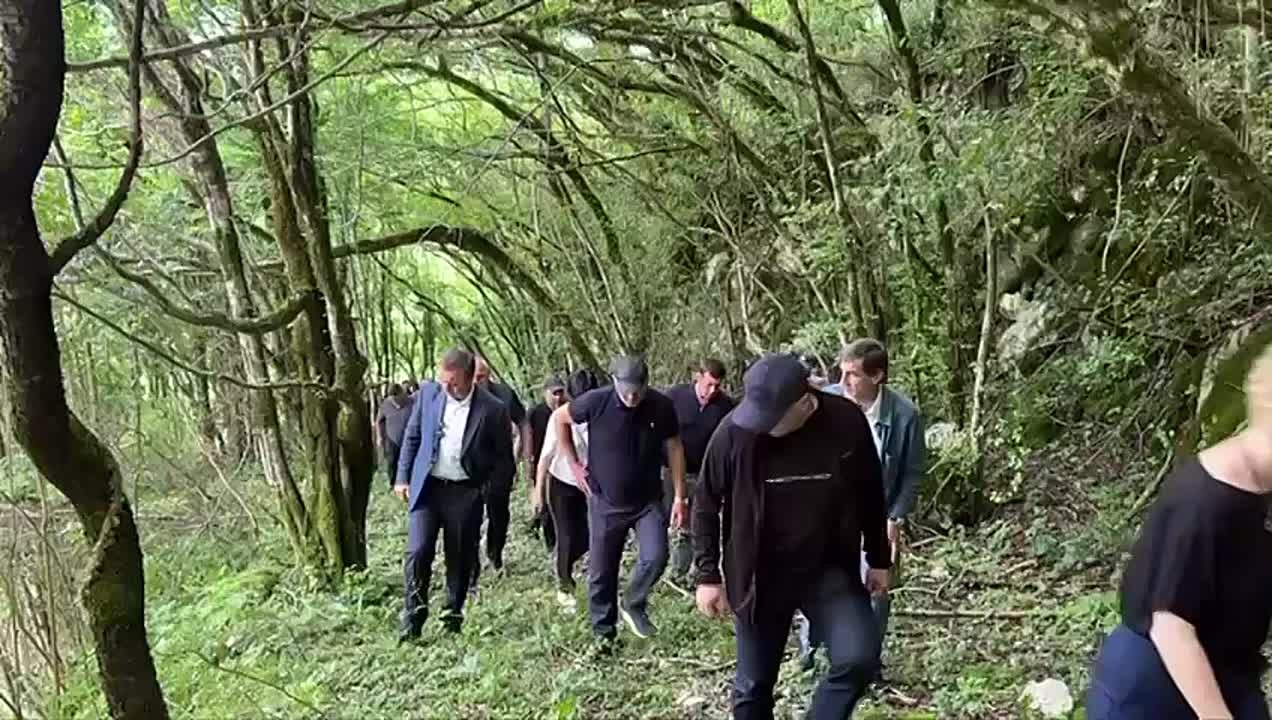 Премьер-министр Владимир Делба совершил рабочую поездку на головное водохранилище в селе Речх, откуда в город Гал поступает основная часть питьевой воды