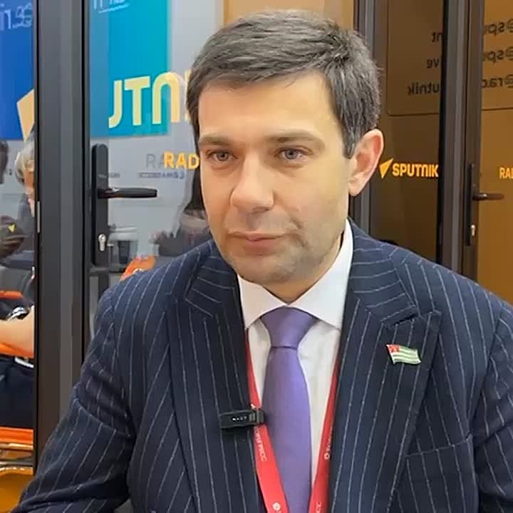 Абхазия заинтересована в прямом авиасообщении с Белоруссией, рассказал в интервью Sputnik депутат Парламента Абхазии Инар Гицба, участник ПМЭФ