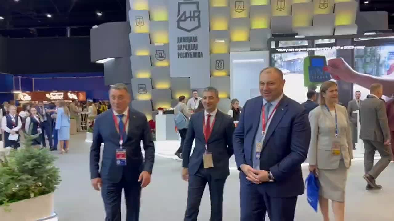 Премьер Южной Осетии Константин Джуссоев на полях ПМЭФ пригласил президента Абхазии Бадра Гунба на первый экономический форум