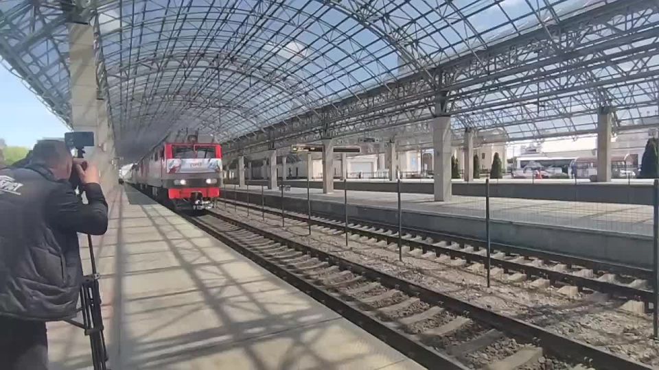 Поезд Памяти с 200 школьниками из 15 стран бывшего СССР прибыл из Москвы в Брест, сообщает Sputnik Беларусь