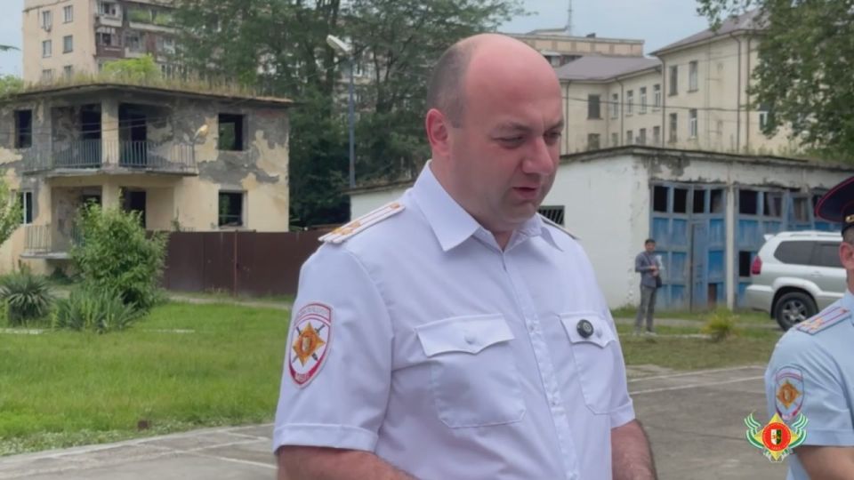 Вице-премьер правительства, министр внутренних дел Роберт Киут провел строевой смотр нового подразделения МВД - туристической милиции