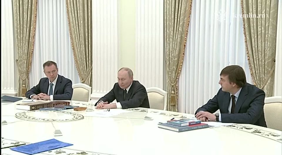 В 90-е годы в учебных программах была утрачена взаимосвязь и единая логика исторического процесса, а многие учебники писались за счет иностранных грантов, заявил президент России Владимир Путин на встрече с авторами новых..