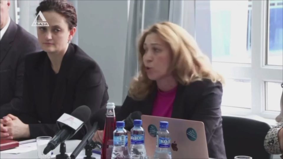 В Абхазии уволили чиновницу, которая заявила, что республике не нужны бедные российские туристы, покупающие дошираки