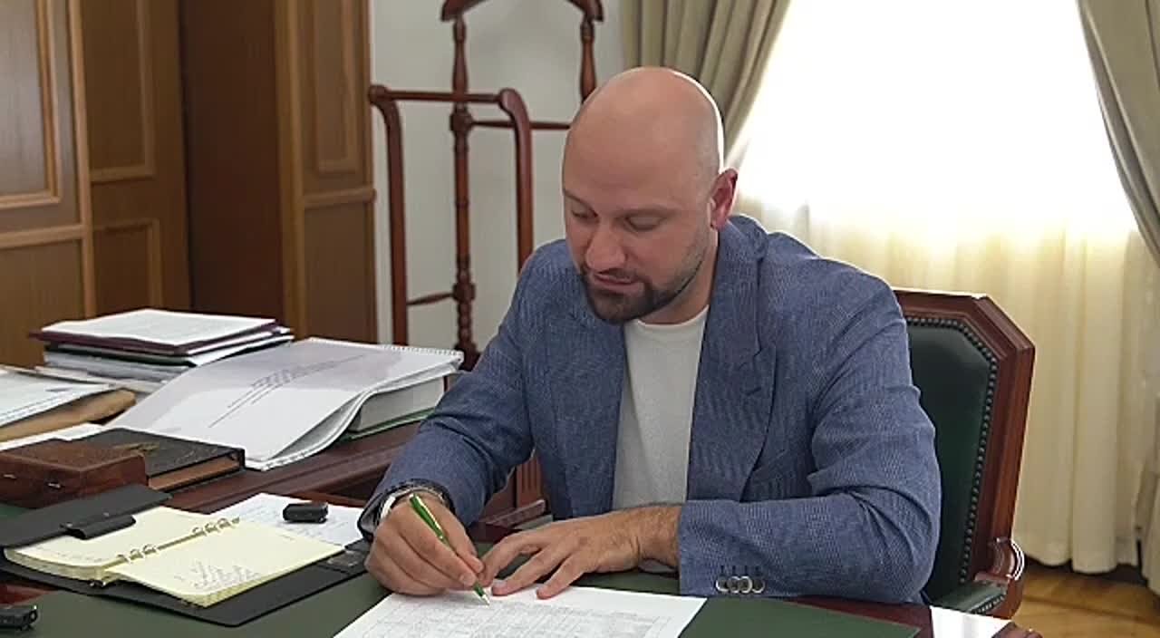 Тоннель в Кодорском ущелье начнут ремонтировать в этом году, проект устройства дорожной инфраструктуры будет разбит на три года, сообщил президенту Бадре Гунба начальник Управления капстроительства Демир Гамисония