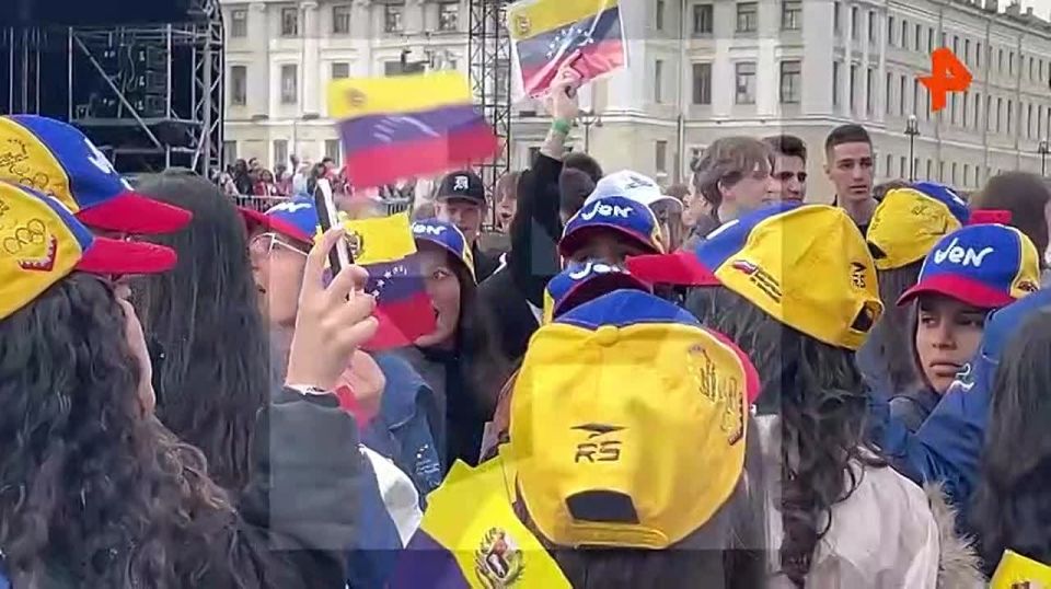 Школьники из Венесуэлы и других зарубежных стран примут участие в "Алых парусах" — всего в Россию прибыло больше 500 выпускников