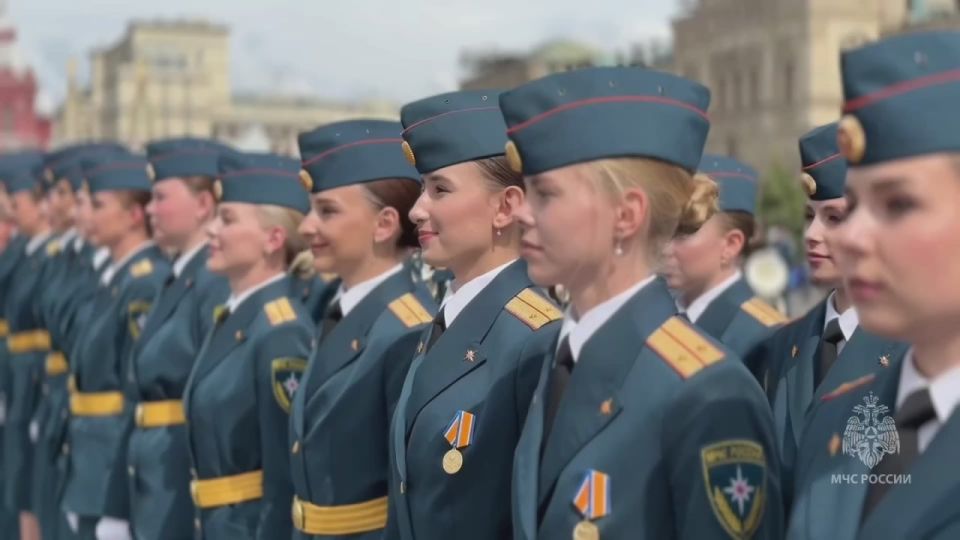 На Красной площади вручили дипломы выпускникам двух вузов МЧС России