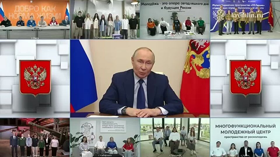 Президент России Владимир Путин поздравил россиян с Днем молодежи