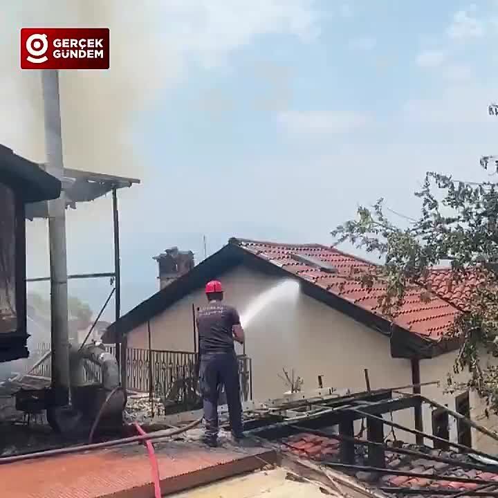 Крупный пожар разгорелся в историческом районе Антальи в Турции, передает агентство DHA