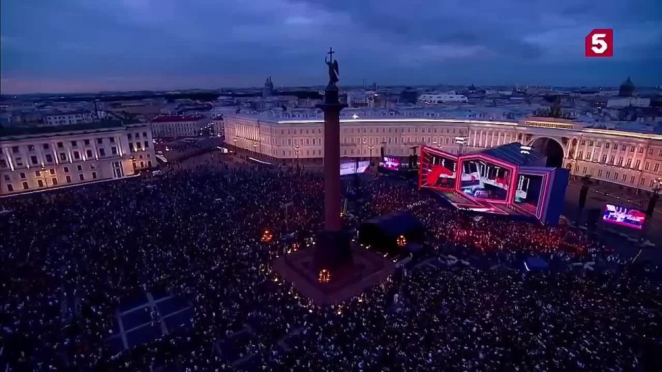В Петербурге прошёл праздник выпускников школ «Алые паруса»