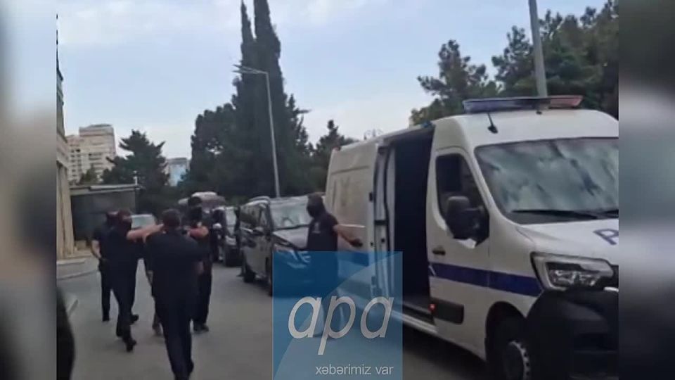 Азербайджанские силовики в Баку задержали двух российских журналистов — главу редакции Sputnik Игоря Картавых и шеф-редактора Евгения Белоусова