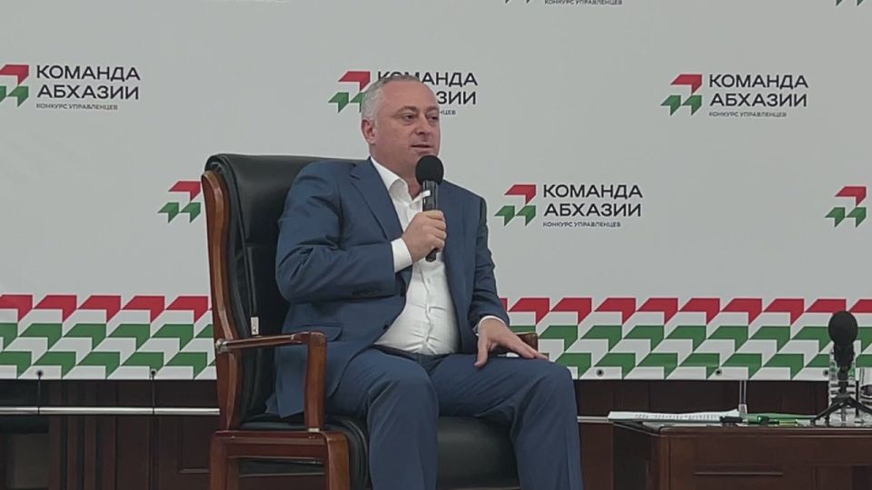 Встреча президента Бадры Гунба с финалистами и победителями конкурса "Команда Абхазии" началась в Сухуме