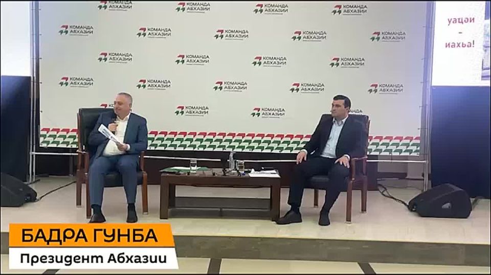 Бадра Гунба поддержал инициативу финалистов конкурса "Команда Абхазии" по созданию муралов с национальной тематикой на фасадах зданий