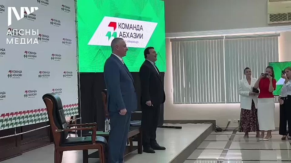 В конференц-зале Кабинета министров проходит встреча президента Бадры Гунба с финалистами и победителями конкурса управленцев «Команда Абхазии»