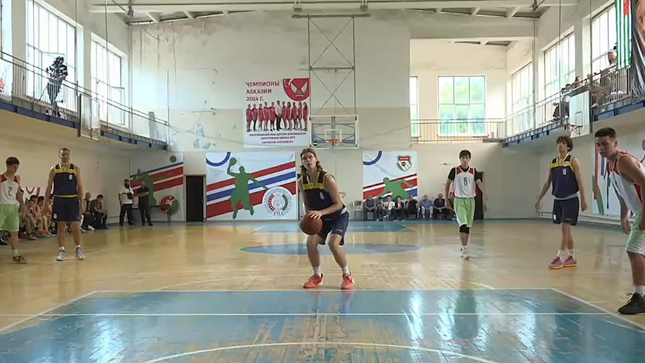 Международный турнир по баскетболу среди мужских команд памяти Сергея Багапш начался в Сухуме