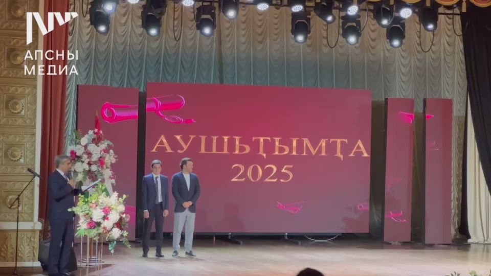 По инициативе Министерства просвещения выпускникам 2002-2006 годов, которые по разным причинам не получили медали вовремя, сегодня золотые и серебряные медали вручили премьер-министр Владимир Делба и спикер Парламента Лаша..