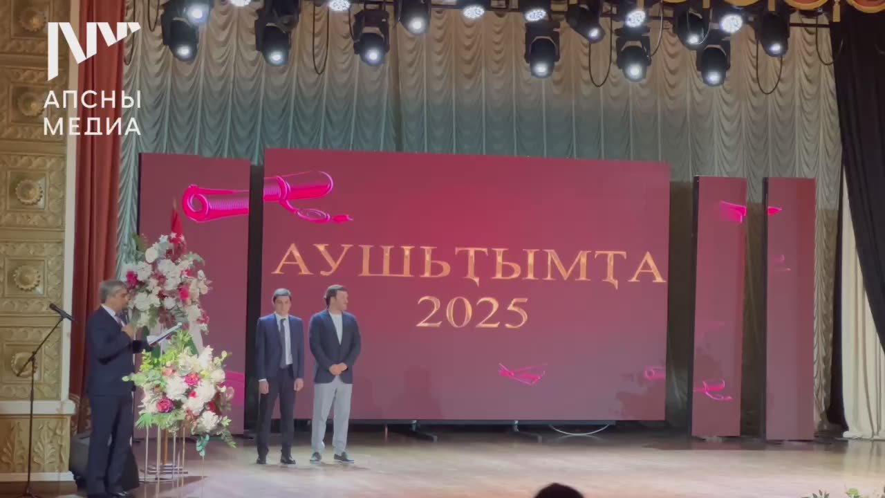 По инициативе Министерства просвещения выпускникам 2002-2006 годов, которые по разным причинам не получили медали вовремя, сегодня золотые и серебряные медали вручили премьер-министр Владимир Делба и спикер Парламента Лаша..