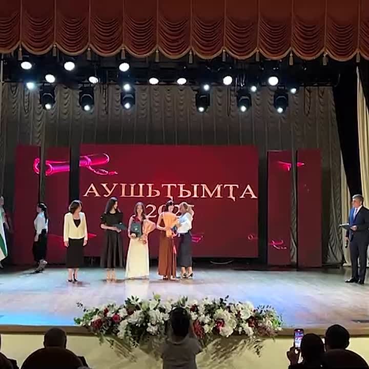 Республиканский бал выпускников начался в Абхазской государственной филармонии