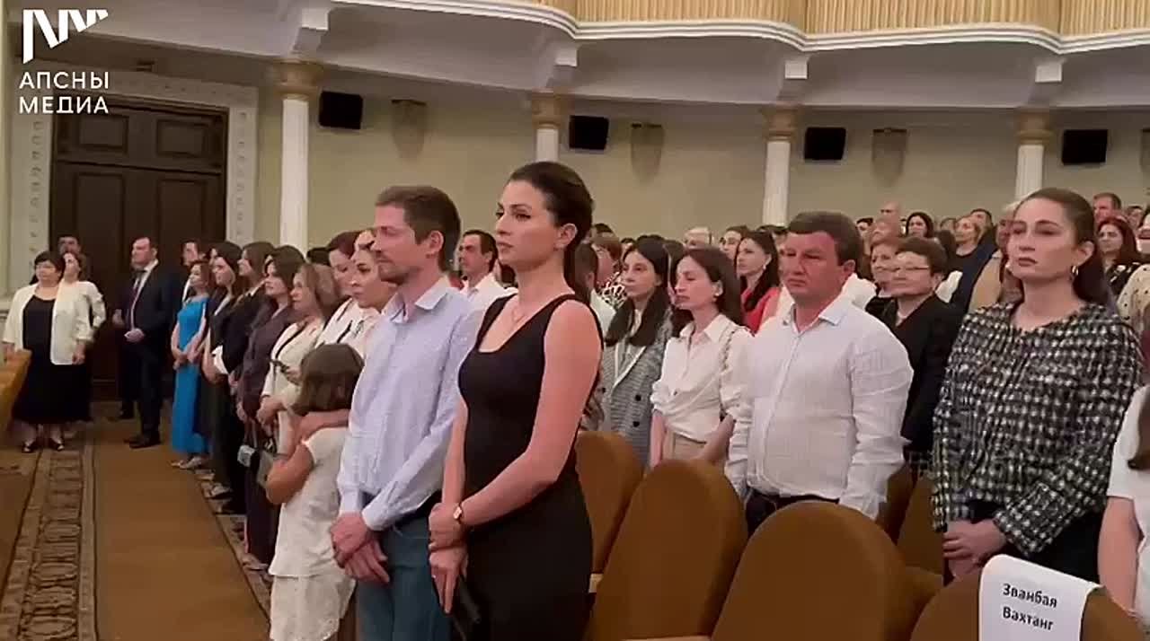Торжественная церемония награждения медалистов, окончивших школу в 2024-2025  учебном году, проходит в Государственной филармонии имени Р. Гумба