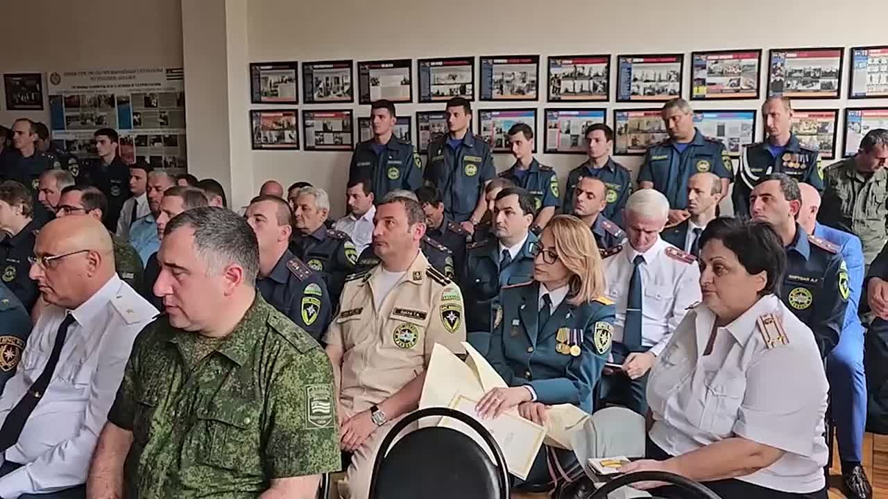 Премьер-министр Владимир Делба и вице-премьер, глава МВД Роберт Киут приняли участие в торжественном заседании, приуроченном к 19-летию МЧС Абхазии