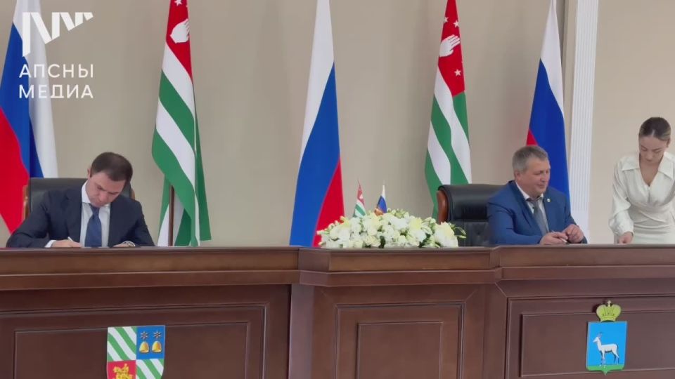 Церемония подписания соглашения об осуществлении международных и внешнеэкономических связей между Администрацией города Сухум и Администрацией городского округа Самара состоялась в Сухуме