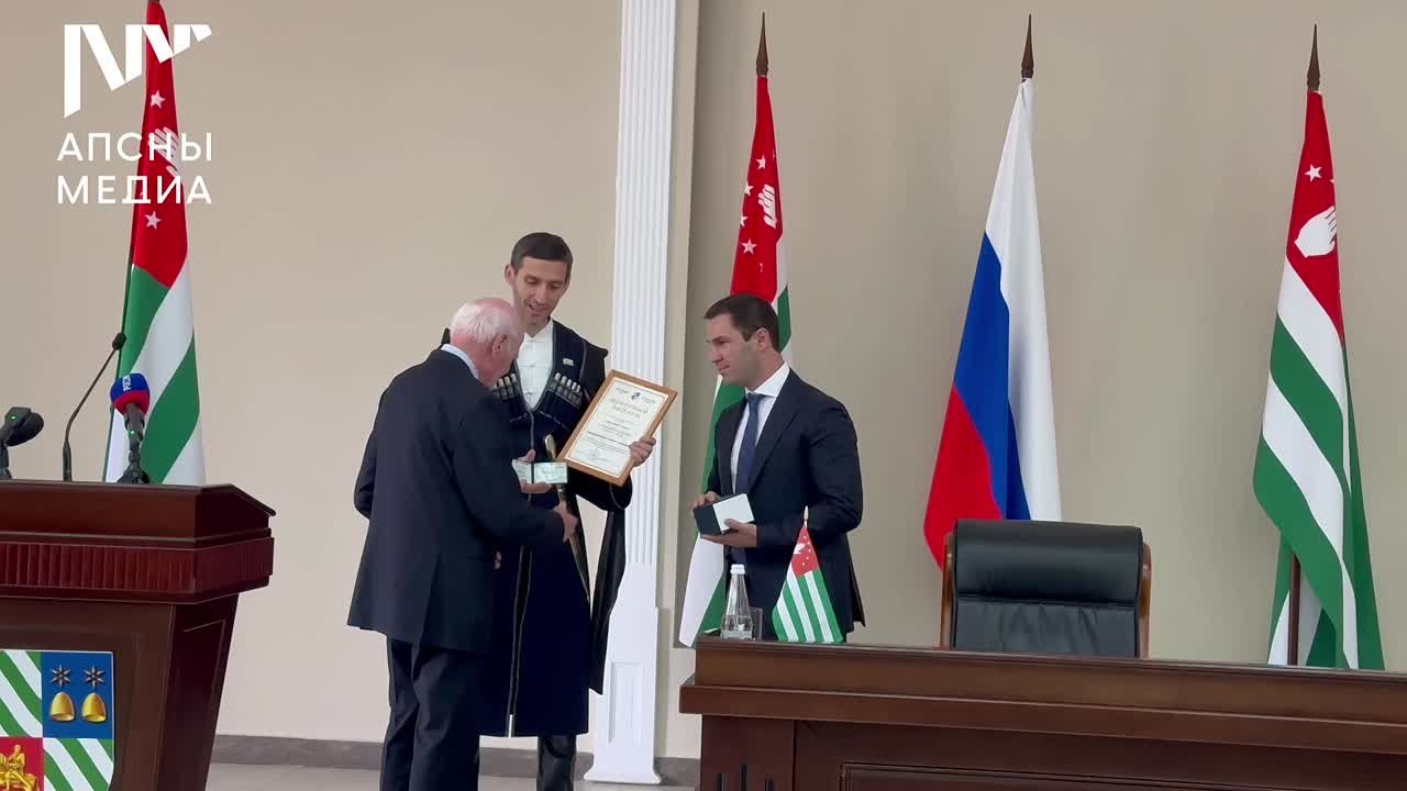 Видному общественному и политическому деятелю Абхазии Сократу Джинджолия присвоено звание почетного гражданина Сухума