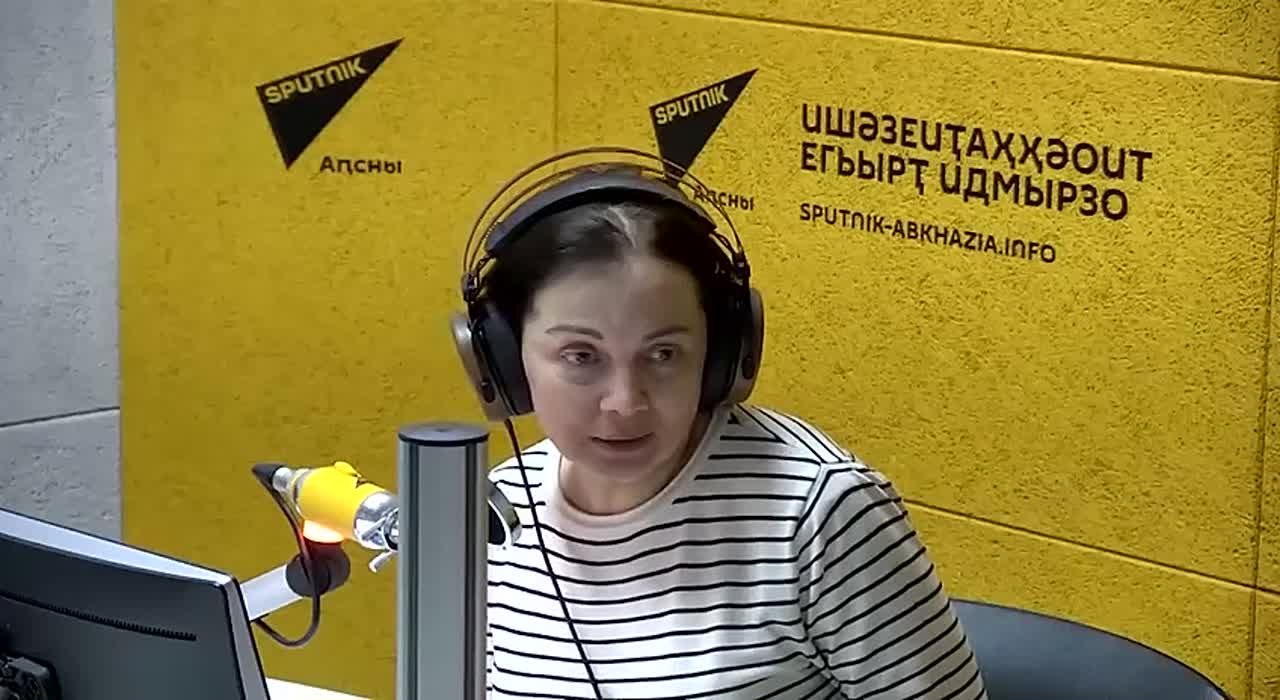 "Участие абхазских детей в творческой школе "Новые имена" дает им возможность выйти на международный уровень", заявила в интервью радио Sputnik начальник отдела по организации мероприятий Дома Москвы в Сухуме Мария Соя