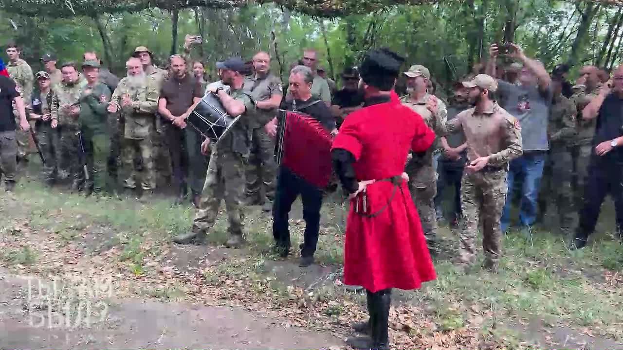 Павел Кукушкин: Ахра «Абхаз» Авидзба: «Половина отряда нашего сегодня на передовой находится, и они нас оттуда поздравляют. И мы в ответ их должны поздравлять, но момент в чём заключается: не повезло им сегодня с ротацией:)»