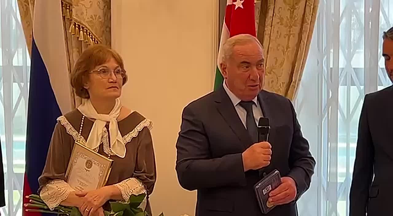 Население Абхазии всей душой поддерживает Россию в этот сложный период, заявил экс-спикер Парламента Нугзар Ашуба