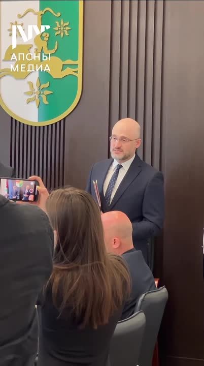 Ираклий Хинтба награжден. почетной грамотой Народного Собрания -