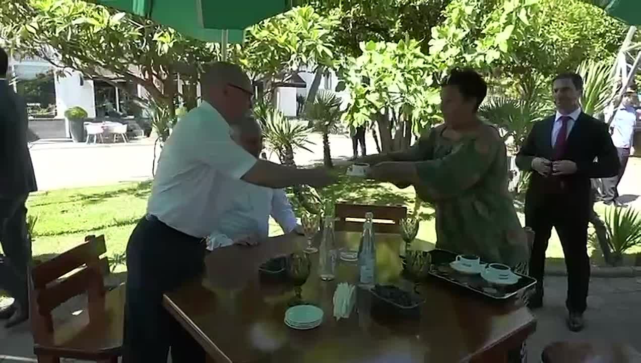 Бадра Гунба и Сергей Кириенко посетили сухумскую "Брехаловку"