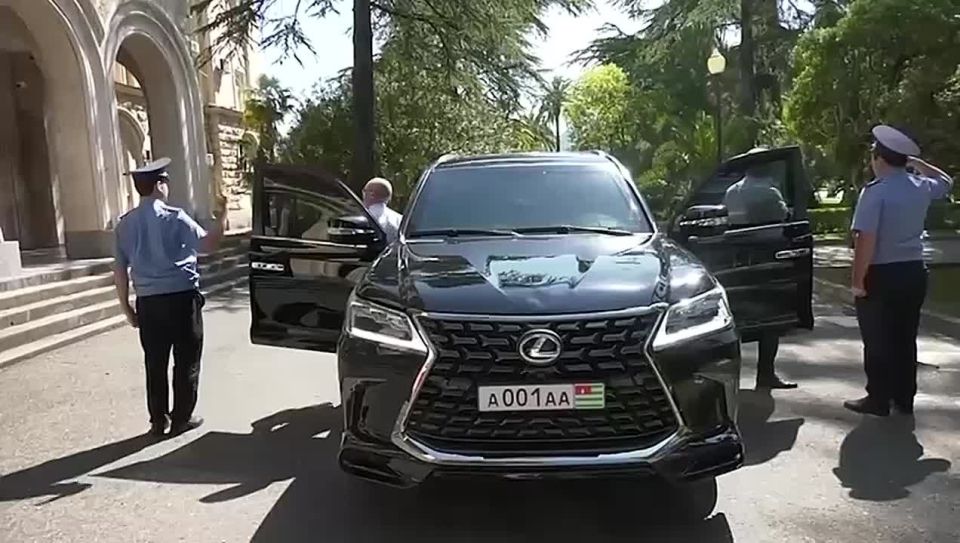 Президент Абхазии Бадра Гунба встретился с Сергеем Кириенко