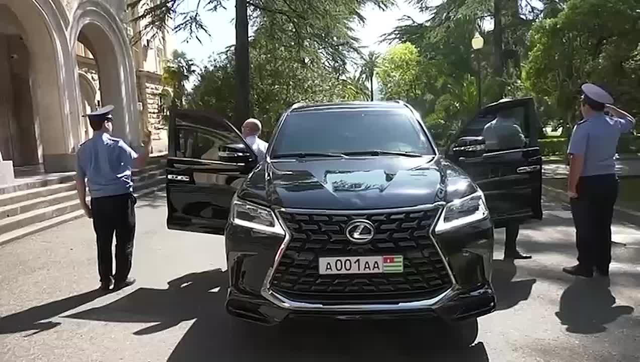 Гунба встретился в Абхазии с первым замглавы администрации президента России Сергеем Кириенко