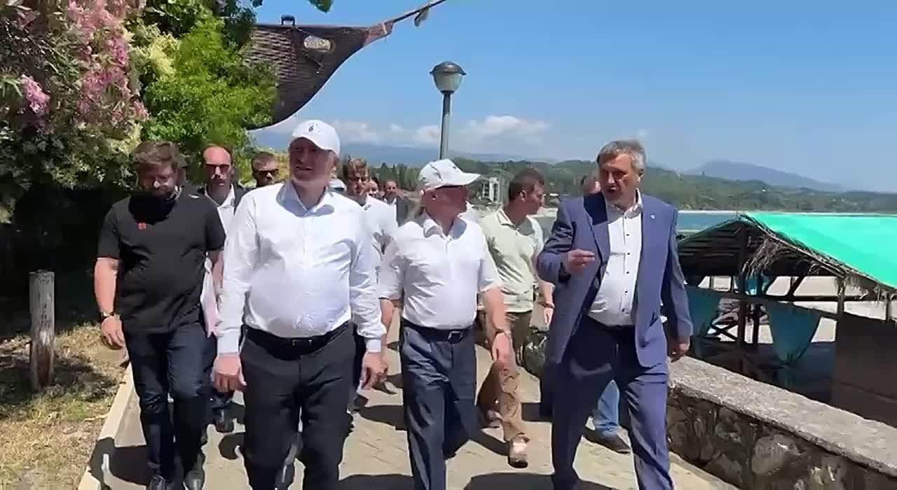 Бадра Гунба и Сергей Кириенко ознакомились с набережной Гудауты