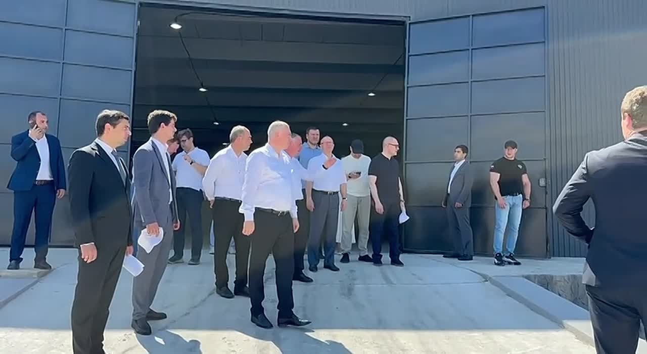 Строящийся завод по производству напитков "Кристалл" посетили сегодня президент Абхазии Бадра Гунба и Первый замруководителя Администрации Президента России Сергей Кириенко