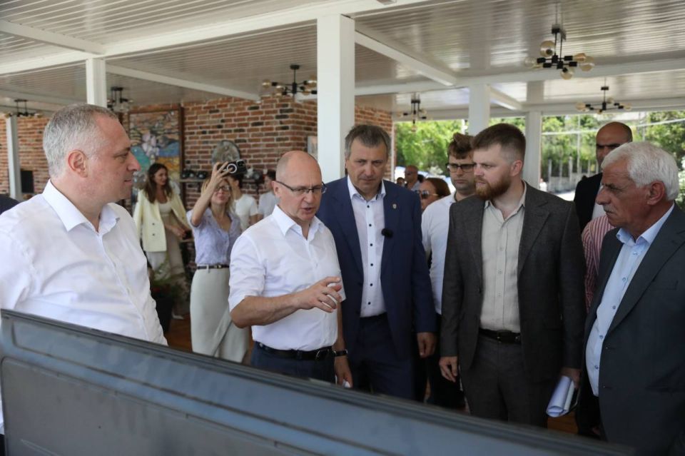 Бадра Гунба и Сергей Кириенко осмотрели набережную в Гудауте