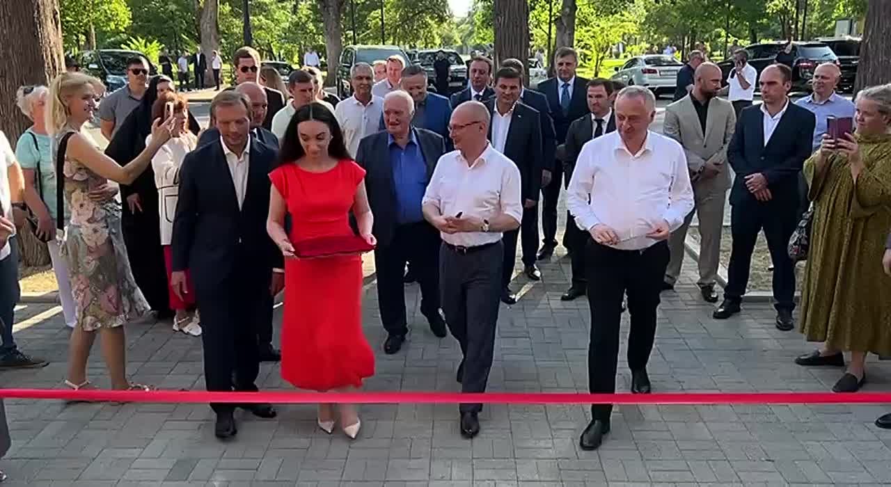 Бадра Гунба и Сергей Кириенко приняли участие в открытии Национальной картинной галереи